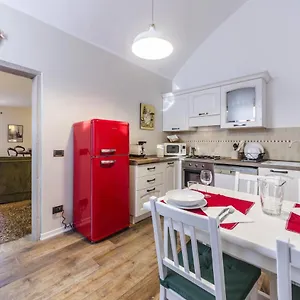 Maurizio House - Near The Train Station Apartamento